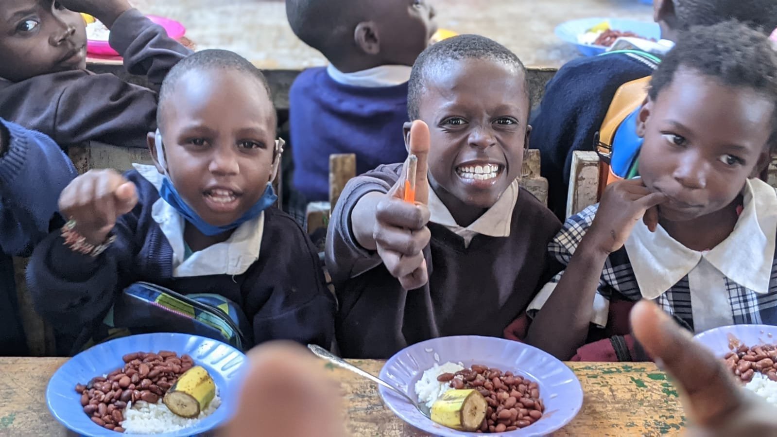 Children sharing a meal provided through an IRFS Global relief programme